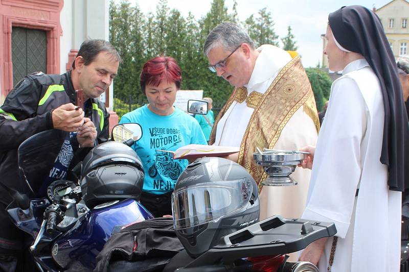 Tradiční žehnání motorkám za bezpečnou jízdu v nové sezoně se konalo v Jablonném v Podještědí.
