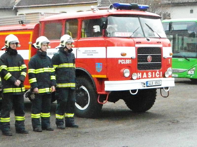 V sobotu dopoledne hasiči auto po přestavbě slavnostně představili veřejnosti.
