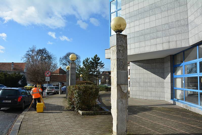 Město Česká Lípa intenzivně pracuje na zprovoznění budovy bývalé České pojišťovny pro potřeby městského úřadu.