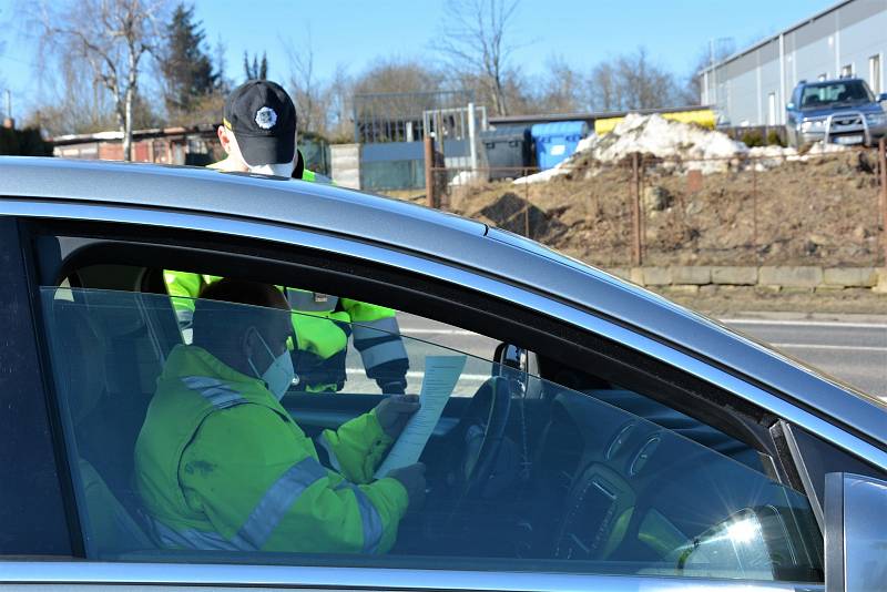 Policejní hlídka u uzavřeného motorestu na Práchni. Úterý 2. března