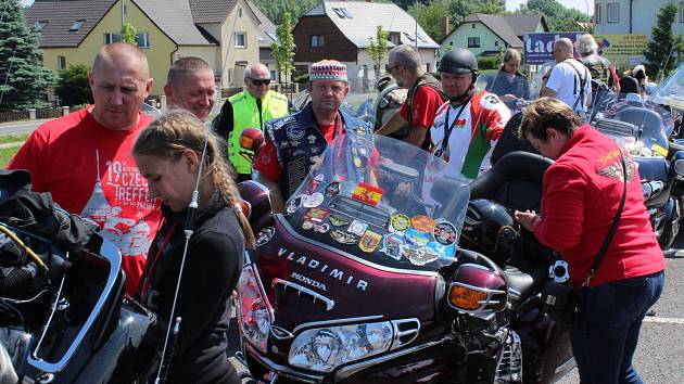 Nablýskaných motocyklů se k Panské skále sjelo téměř dvě stě. Spanilou jízdu doprovázeli i dopravní policisté.