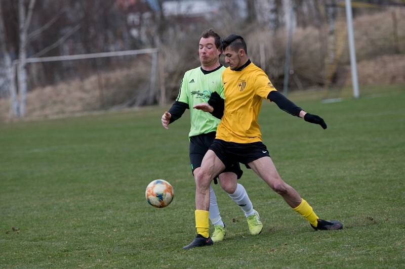 Vratislavice (ve žlutém) doma porazily Kamenici 2:1.