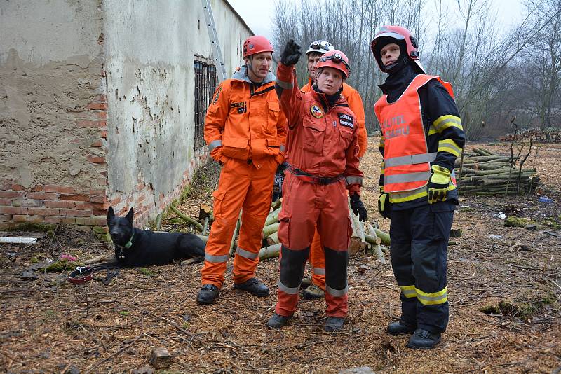 Pravděpodobně kvůli výkyvům zimního počasí, zatékání a celkové katastrofální zchátralosti bývalého hospodářského dvora státního zámku v Zákupech se ve čtvrtek ráno zřítila jedna část budovy na severní straně.