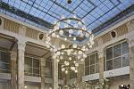 Svítidlo Bubble Rings, které podle návrhu Martina Prokeše vyrobili sklářští mistři z Kamenického Šenova, nově zdobí Mramorový sál Grandhotelu Pupp v Karlových Varech.