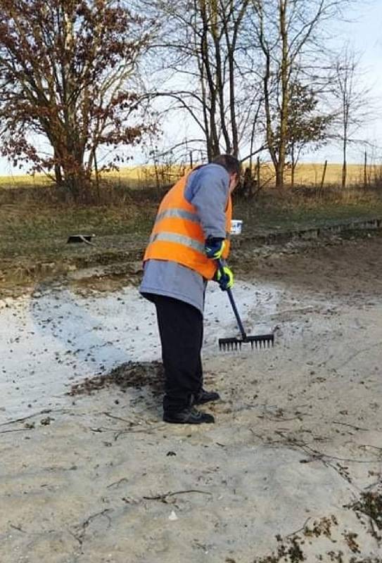 Odsouzení uklidili koupaliště v Jablonném v Podještědí.