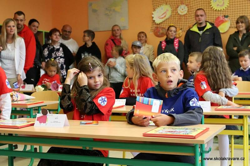 Záchranáři doprovodili prvňáčky do školy v Kravařích.