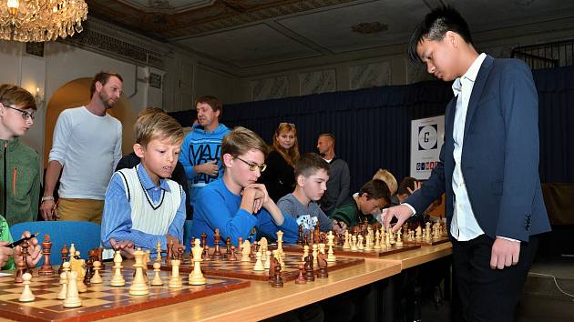 Simultánka novoborských mládežníků s juniorskou nadějí českého šachu Nguyenem Thai Dai Vanem byla jednoznačnou záležitostí. 