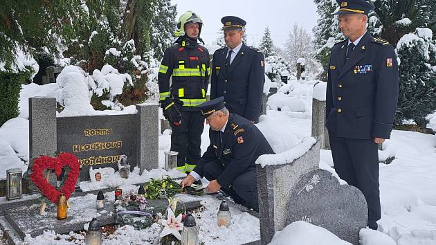 Smutné výročí. Hasiči z HZS Libereckého kraje uctili památku Jana Dvořáka, který zemřel při zásahu 30. listopadu 2022.