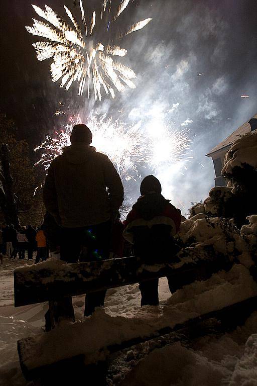 Velkolepým ohňostrojem přivítali Nový rok v Doksech. 