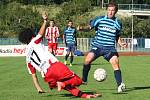 Arsenal Česká Lípa - Hlavice 1:0. Na snímku se Bína snaží obejít Mariottiho (Hlavice).