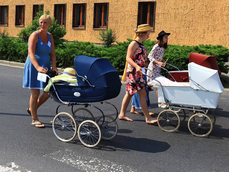 Stovka historických a retro kočárků se sešla v sobotu v Mimoni. První setkání uspořádal Spolek historie Mimoňska společně s městem.