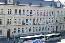 Jednou z nepřehlédnutelných připomínek IGS je i devatenáct státních vlajek, které visí na budově Základní školy na náměstí Míru.