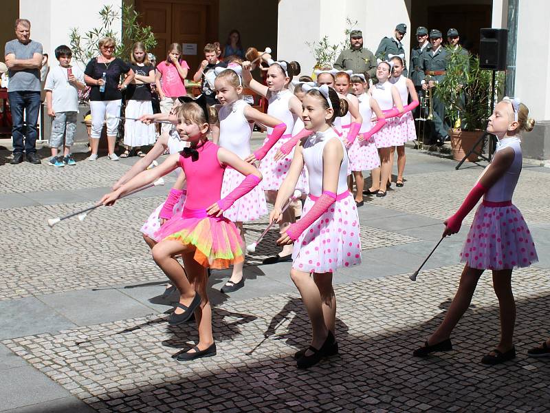 Do poloviny 19. století se vrátil zámek v Zákupech, kde proběhl pátý ročník Císařských slavností. Jejich hlavním hostem byl poslední skutečný uživatel zámku císař Ferdinand Dobrotivý. Po jeho smrti roku 1875 byl již zámek příslušníky vládnoucí dynastie na