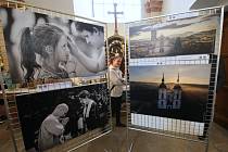 Fotografové z celé republiky z katolického sdružení Člověk a víra nyní vystavují v kostele v Horní Polici. Několik desítek velkoformátových fotografií z církevního prostředí je do 25.května k vidění v interiéru kostela.
