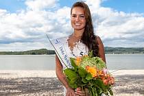 Vítězkou soutěže Dívka Máchova jezera se stala Gabriela Kozlová z Rumburku, absolventka oboru mimoškolní a předškolní pedagogika v Novém Boru.