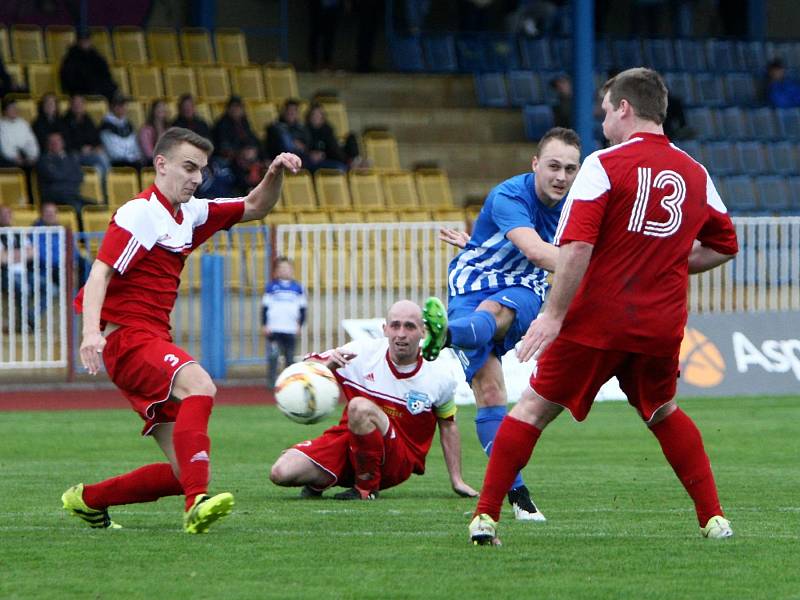 Česká Lípa - Železný Brod 3:1 (1:0). Domácí Hodač zakončuje mezi Musílkem, Maryškou a Šimkem.