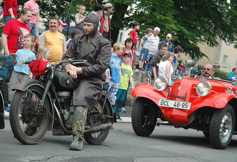 Součástí oslav byl Šenovský závod do vrchu, na kterém se představila  historická vozidla vyrobená do roku 1940. 