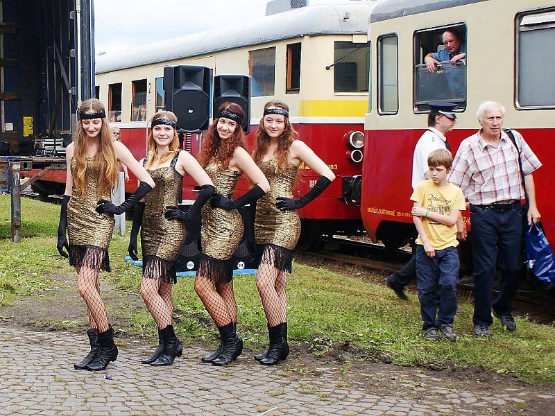 Celý sobotní den probíhala velkolepá oslava malebné sklářské lokálky z Kamenického Šenova do České Kamenice.