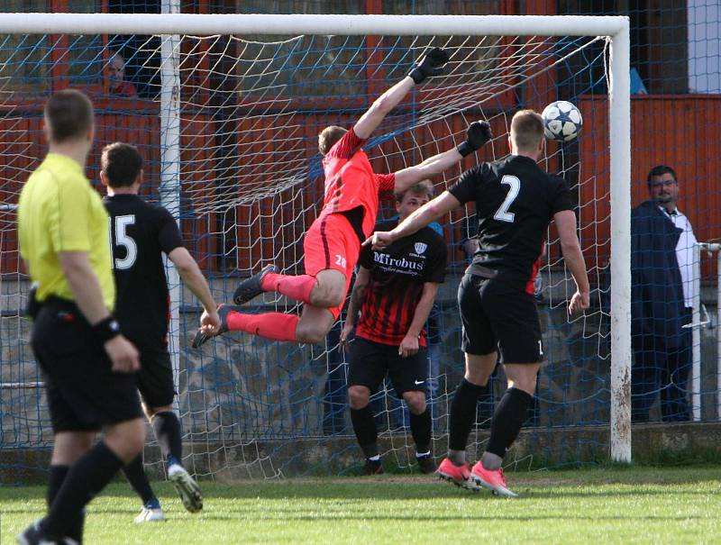 Hosté od řeky Ploučnice (tmavé dresy) podlehli Velvarům 2:5.