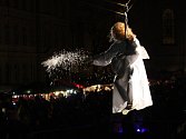 Tradiční slétávání andělů z věže kostela si v Novém Boru každoročně nenechají ujít stovky lidí.