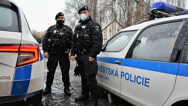 Strážníci Zdeněk Šafránek a Dalibor Pospíšil z Městské policie v České Lípě se do služby těší. Své povolání berou jako poslání, při kterém dbají na pořádek, ale mohou pomáhat svým spoluobčanům v řadě obtížných okamžiků.