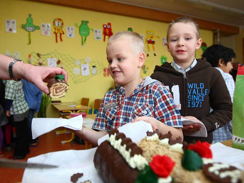 První pololetní vysvědčení převzali ve čtvrtek prvňáčci na ZŠ 28. října v České Lípě.