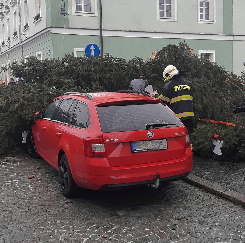 Na Masarykově náměstí v Dubé se vlivem silného větru zřítil vánoční strom. Nikomu se nic nestalo.