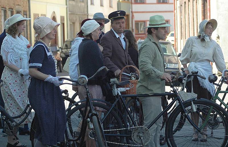 Přehlídku, kterou doprovázela živá muzika, hostilo dubské náměstí a desítky návštěvníků mohly obdivovat přibližně patnáct starých bicyklů z doby 1. republiky, na kterých přijela i dobově oblečená posádka.