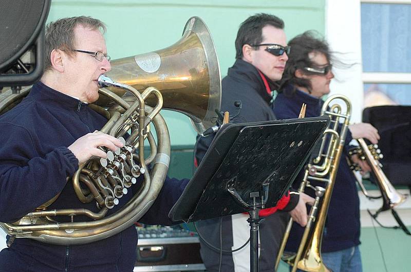 Přehlídku, kterou doprovázela živá muzika, hostilo dubské náměstí a desítky návštěvníků mohly obdivovat přibližně patnáct starých bicyklů z doby 1. republiky, na kterých přijela i dobově oblečená posádka.