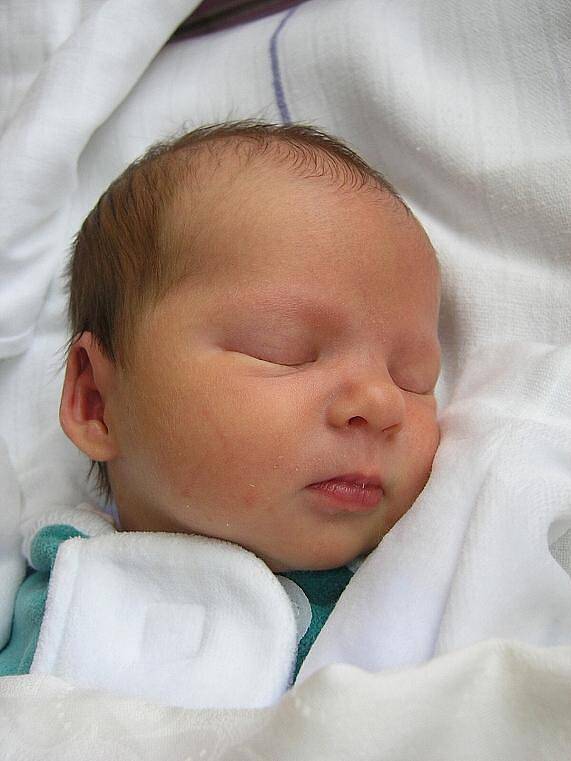 Mamince Denise Votavové ze Cvikova – Drnovce se 21. října narodila dvojčátka. Jako první přišla na svět dcera Eliška Votavová, měřila 47 cm a vážila 2,7 kg. 