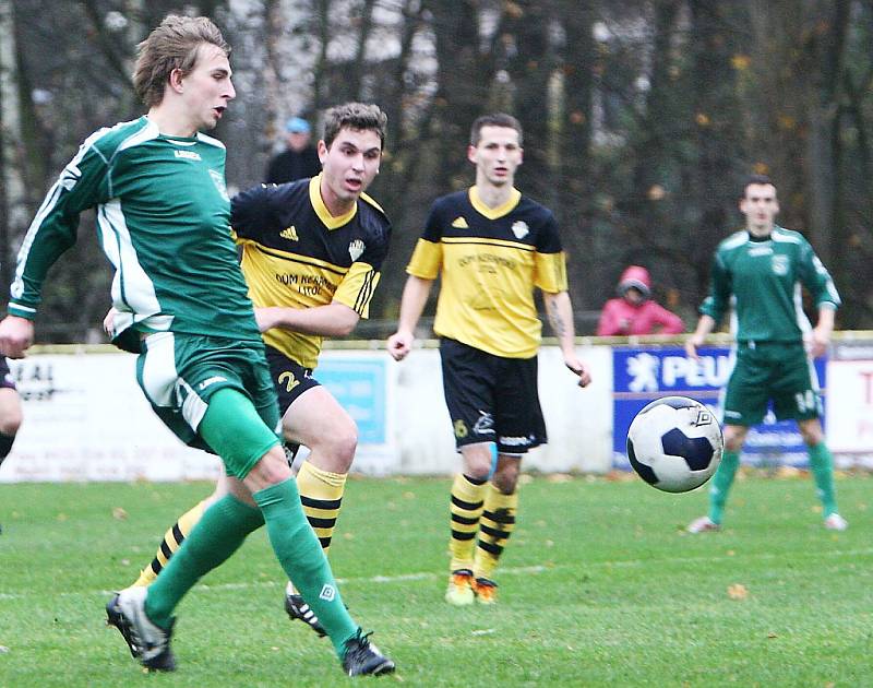 Lebruška, sledován Jarešem a Bohdanem, proměňuje centr Macha ve vedoucí branku Boru.