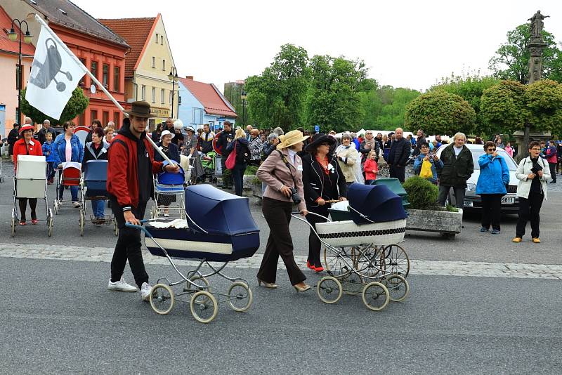 Druhý sraz historických a retro kočárků uspořádal v sobotu Spolek historie Mimoňska.