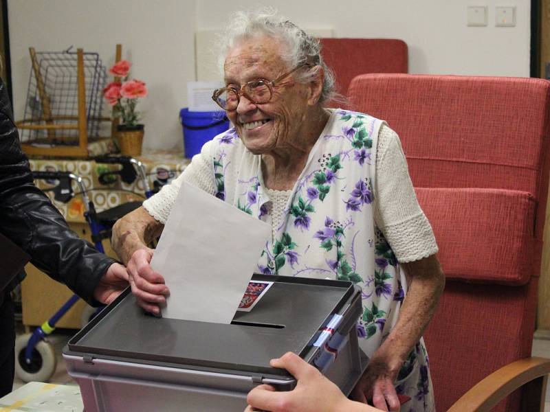 V novoborském stacionáři odvolila nejstarší obyvatelka Českolipska, Anna Hejná, která v létě oslavila 103. narozeniny.