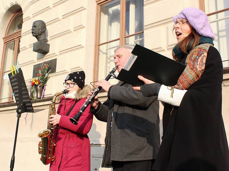 Přesně 168 let od narození prvního československého prezidenta Tomáše Garrigua Masaryka si lidé připomněli ve středu vzpomínkovým aktem u jeho busty na českolipském náměstí.