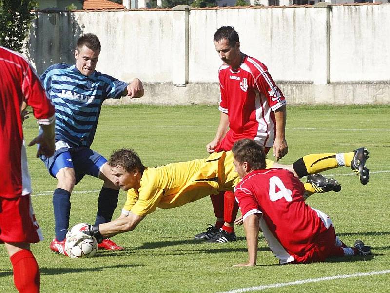 Nerozhodně hráli českolipští fotbalisté i s týmem Brozan. Gólman Vacho likviduje šanci Brože.