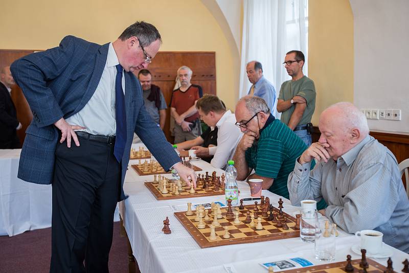 Slavnostní zahájení šachové Corridy proběhlo v netradičních prostorách obřadní síně na radnici v Novém Boru a pod širým nebem na náměstí Míru v neděli 26. srpna. V obřadní síni se představil velmistr Boris Gelfand v simultánce proti dvanácti hráčům.