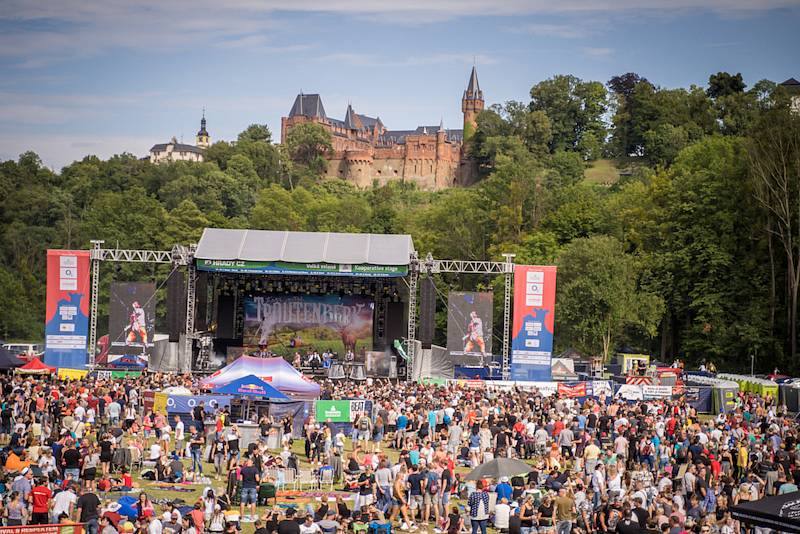 Festival pod hradem Bezděz.