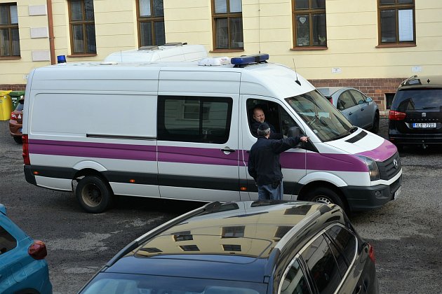 Vězeňská služba přivezla z vazby obviněného bezdomovce do dvora Okresního soudu v České Lípě.