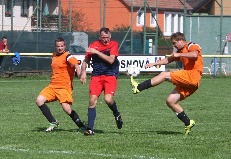 Domácí Sparta Sosnová (tmavší dresy) podlehla Dubnici 0:1. Suske odvrací za asistence Šimona míč před Slipčenkem. 