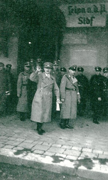 Všechny dochované fotografie Adolfa Hitlera z někdejšího městského nádraží v České Lípě vznikly až 16. března 1939, když už se Vůdce vracel z pokořené Prahy.