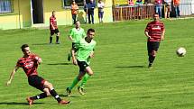 Kamenice - Žandov 3:3 (1:0). Hosté ze Žandova (červené dresy) prohrávali v Kamenici už 0:3, přesto vybojovali remízu.