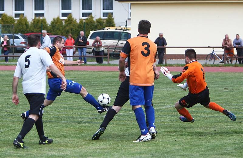 Zákupy - Doksy B/ Jestřebí 4:6 (2:2). Jerson se snaží překonat hostujícího gólmana Procházku.