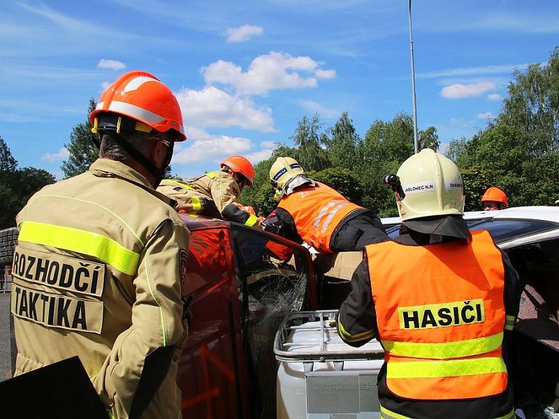Krajskou soutěž profesionálních hasičů ve vyprošťování zraněných osob z havarovaných vozidel hostil Jablonec nad Nisou. 