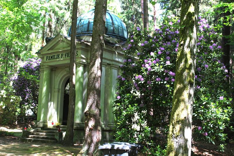 Lesní hřbitov v Novém Boru je zahradou starých sklářských rodů.
