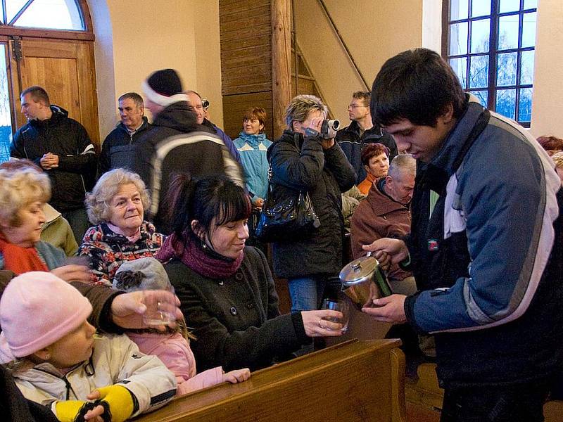 Koncertem v kostelíku v Heřmaničkách zahájily děti z Dětského domova v České Lípě letošní advent.