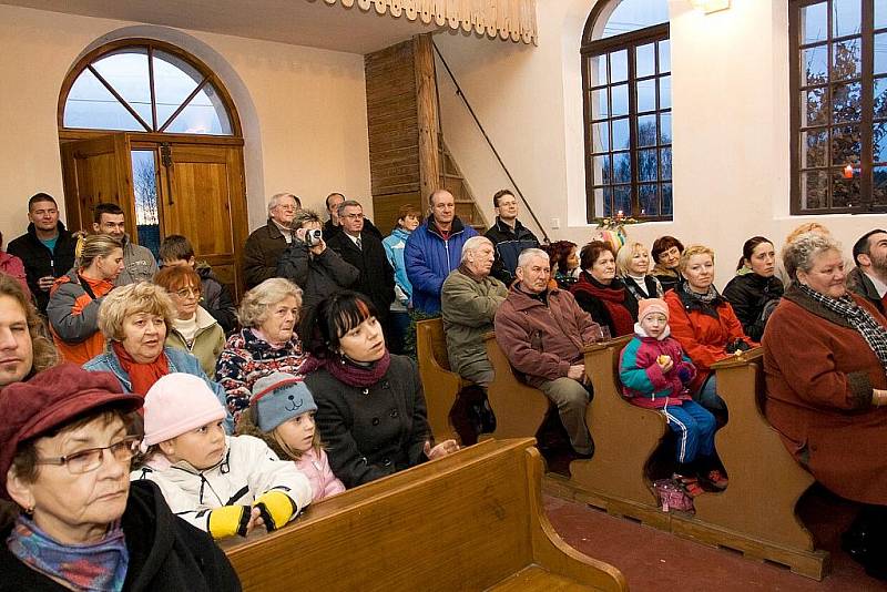 Koncertem v kostelíku v Heřmaničkách zahájily děti z Dětského domova v České Lípě letošní advent.