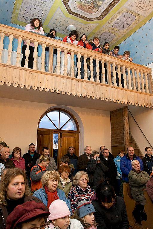 Koncertem v kostelíku v Heřmaničkách zahájily děti z Dětského domova v České Lípě letošní advent.