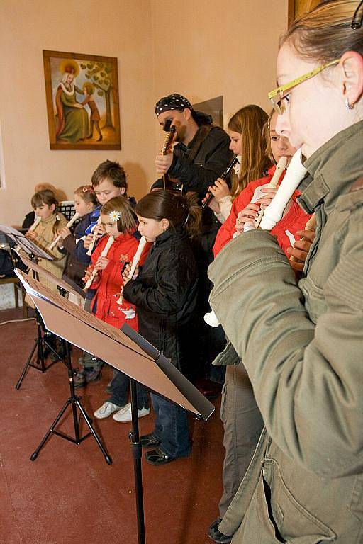 Koncertem v kostelíku v Heřmaničkách zahájily děti z Dětského domova v České Lípě letošní advent.