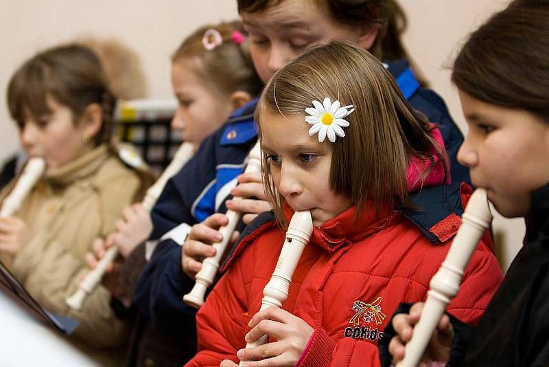 Koncertem v kostelíku v Heřmaničkách zahájily děti z Dětského domova v České Lípě letošní advent.