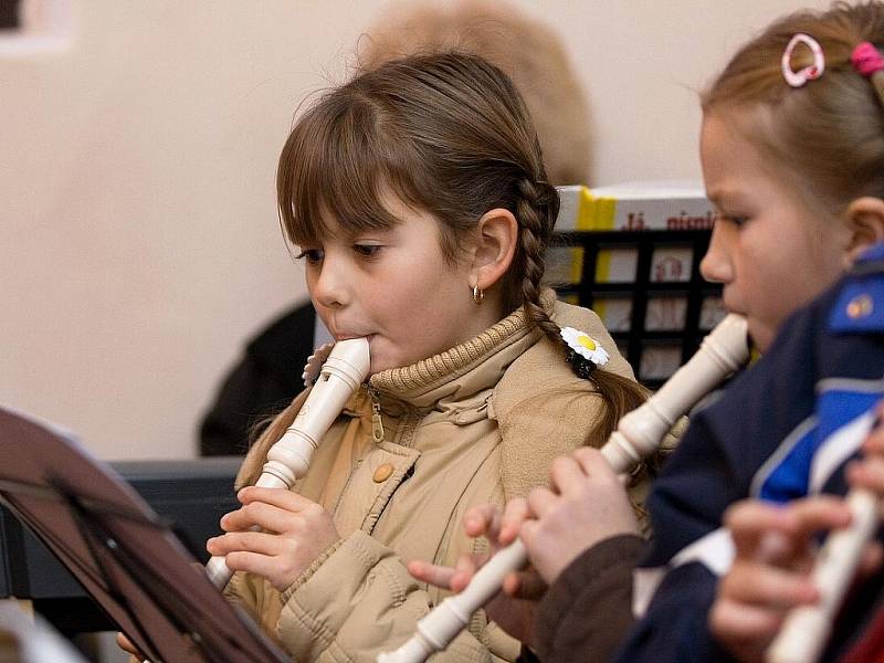 Koncertem v kostelíku v Heřmaničkách zahájily děti z Dětského domova v České Lípě letošní advent.